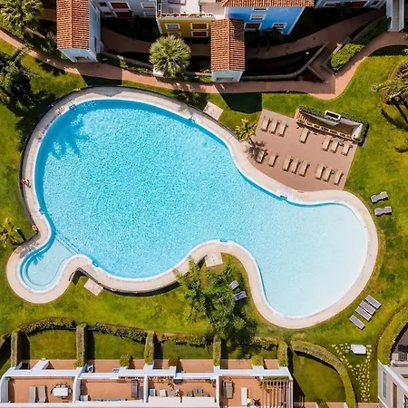 Apartmán Comfortable With A Large Terrace And A Pool