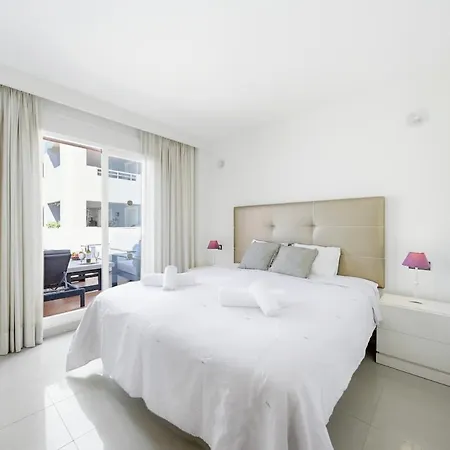 Lejlighed Comfortable With A Large Terrace And A Pool *